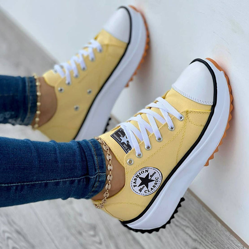 Orthopädische Schuhe mit dicken Sohlen und Schnürsenkeln