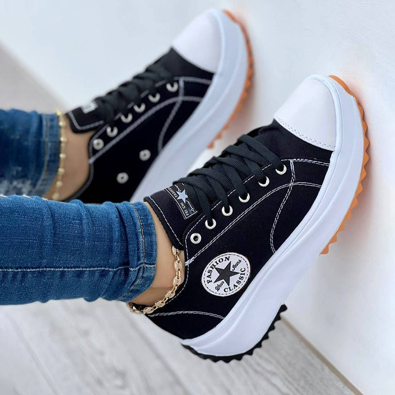 Orthopädische Schuhe mit dicken Sohlen und Schnürsenkeln