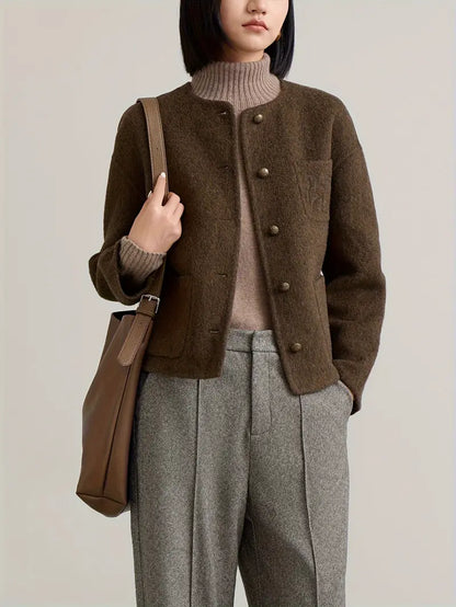 Kurze, unifarbene Shinellea Jacke mit bestickten Taschen