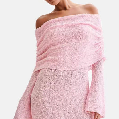 Kurzes, schulterfreies Kleid mit langen Ärmeln und Ausschnitten von Sandra