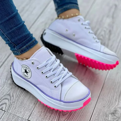 Orthopädische Schuhe mit dicken Sohlen und Schnürsenkeln - BerlinGlamour