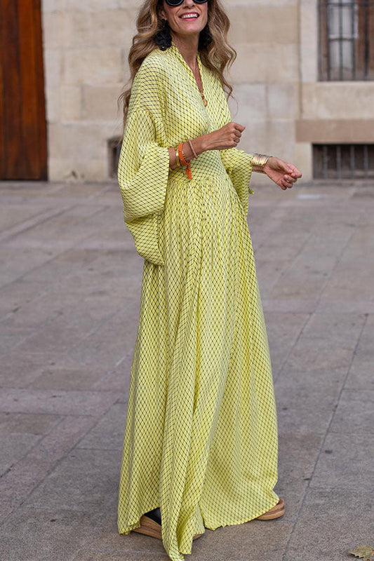 Elegantes Langarm Kleid mit V-Ausschnitt und lockerer Passform - BerlinGlamour