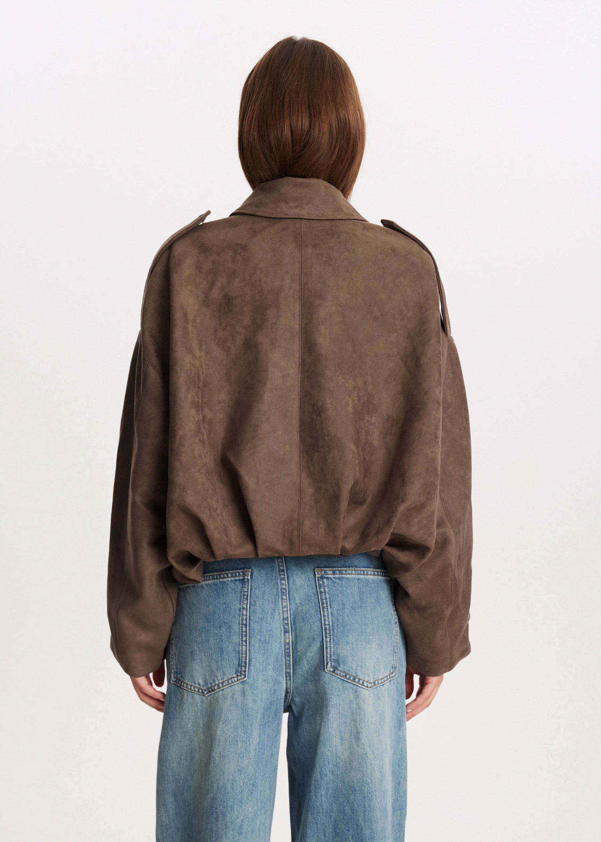 Rückansicht der Valeria Jacke in Braun mit Epauletten
