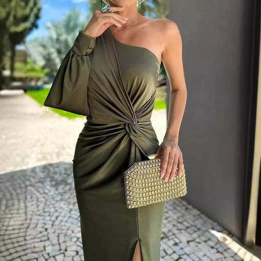 Einfarbiges BerlinGlamour Kleid mit diagonalen Schulterknoten und Schlitz