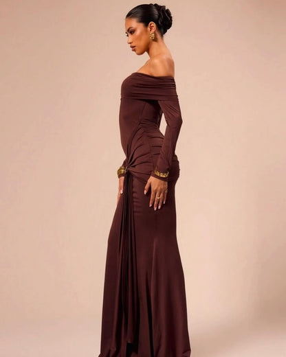 Figurbetontes Off-Shoulder Abendkleid mit Drapierung – Ganzkörperaufnahme
