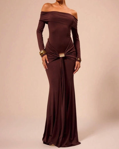 Majestic Allure Kleid mit Gold-Detail in der Taille – seitliche Ansicht
