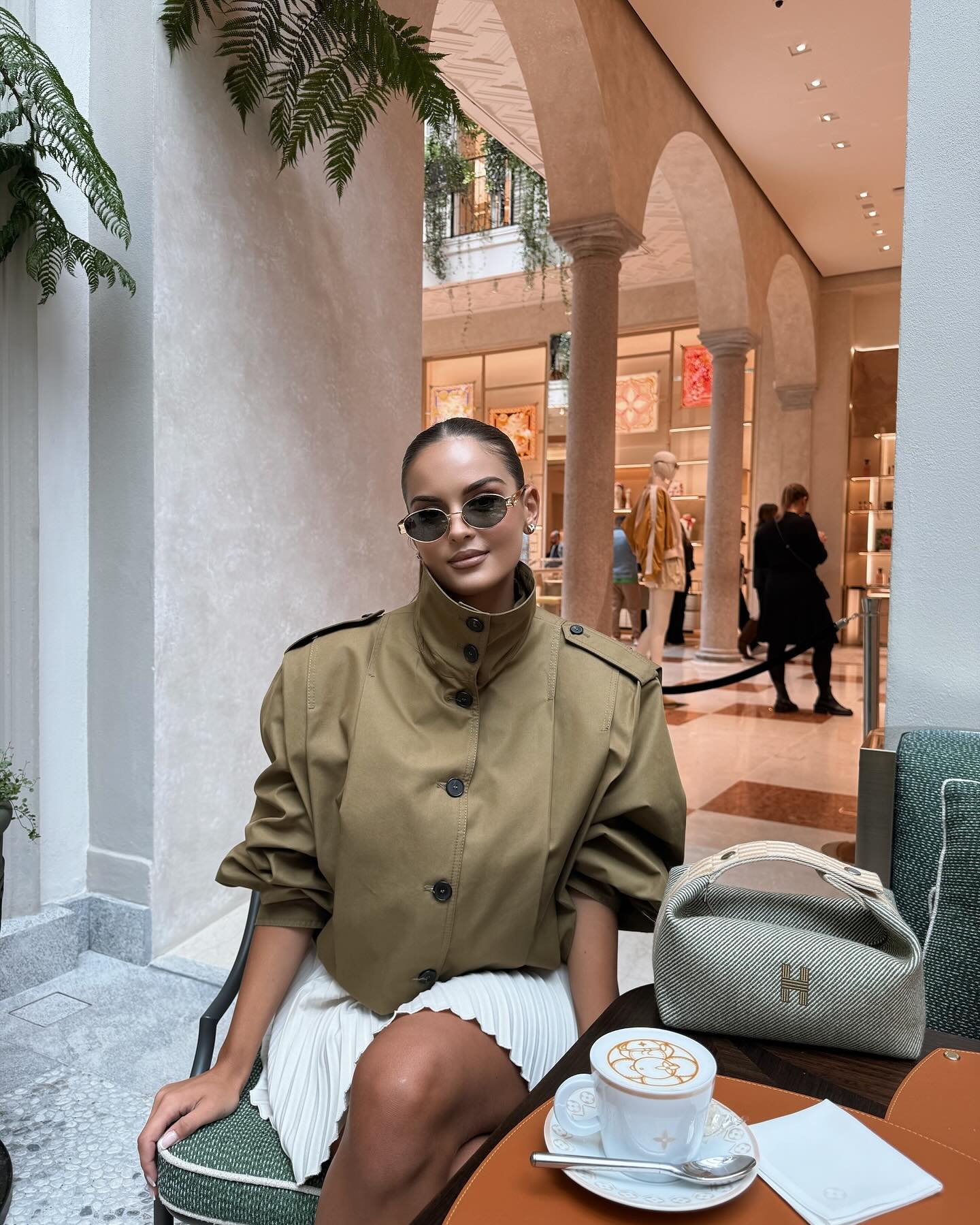 Kurze Trenchcoat Jacke Frauen Modern mit Volumenärmeln - BerlinGlamour