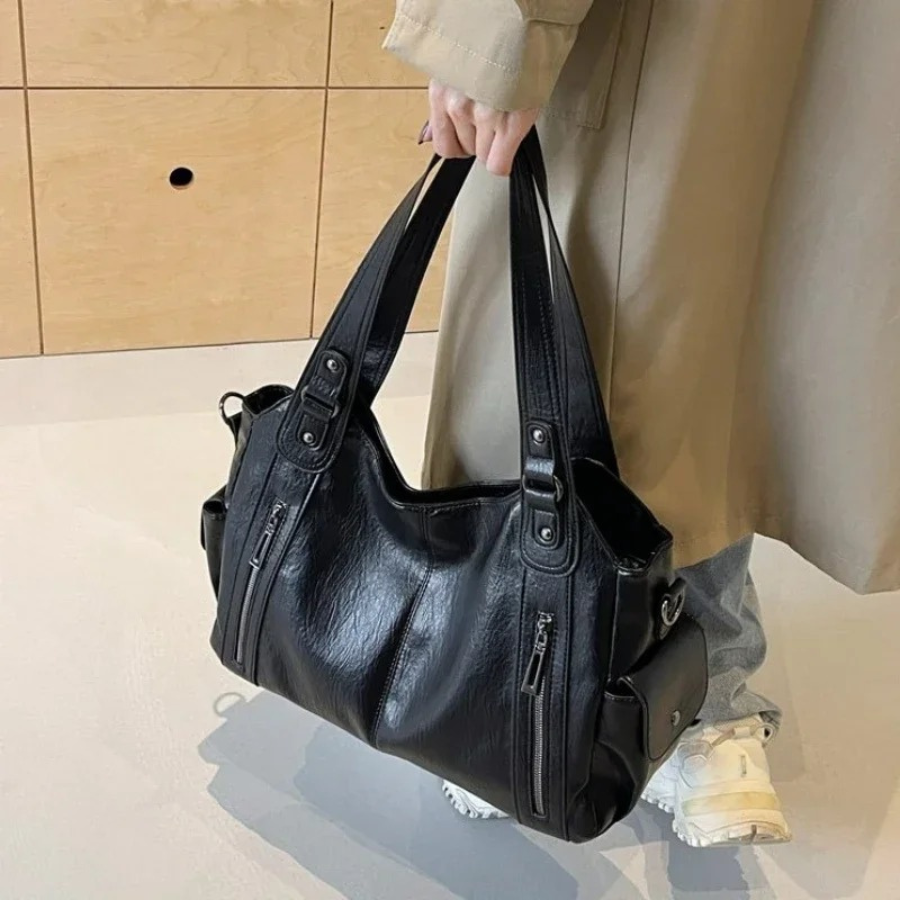 Amber Schultertasche in Schwarz aus veganem Leder
