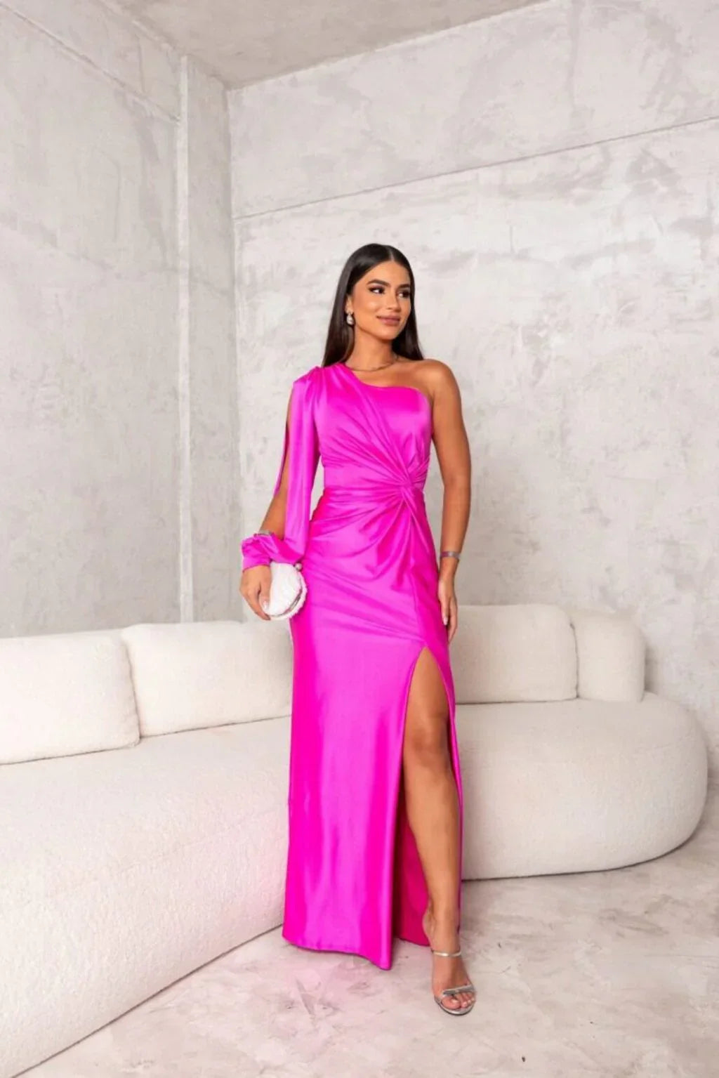 Elegantes One-Shoulder Satinkleid mit Schlitz und Drapierung