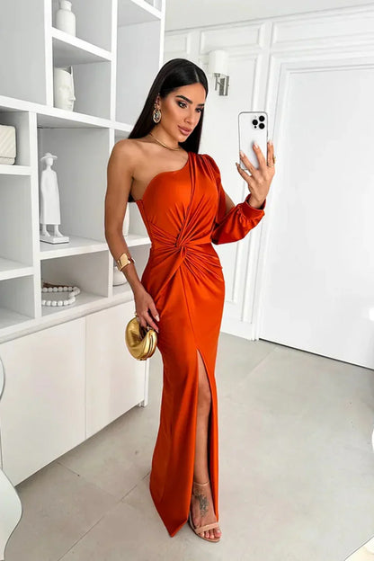 Elegantes One-Shoulder Satinkleid mit Schlitz und Drapierung