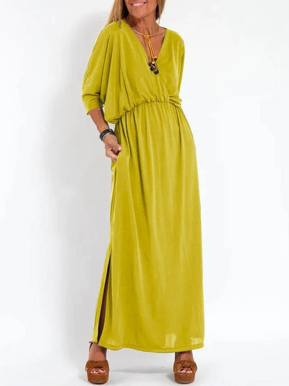 Hochtailliertes Kleid von BerlinGlamour mit Schlitz und V-Ausschnitt