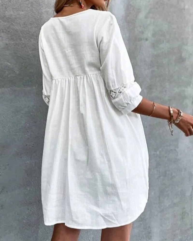 Elegantes Spitzenkleid mit V-Ausschnitt und 3/4 Armen