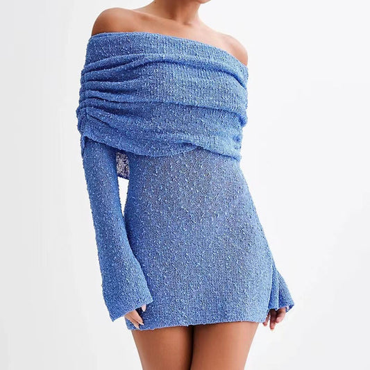 Kurzes, schulterfreies Kleid mit langen Ärmeln und Ausschnitten von Sandra