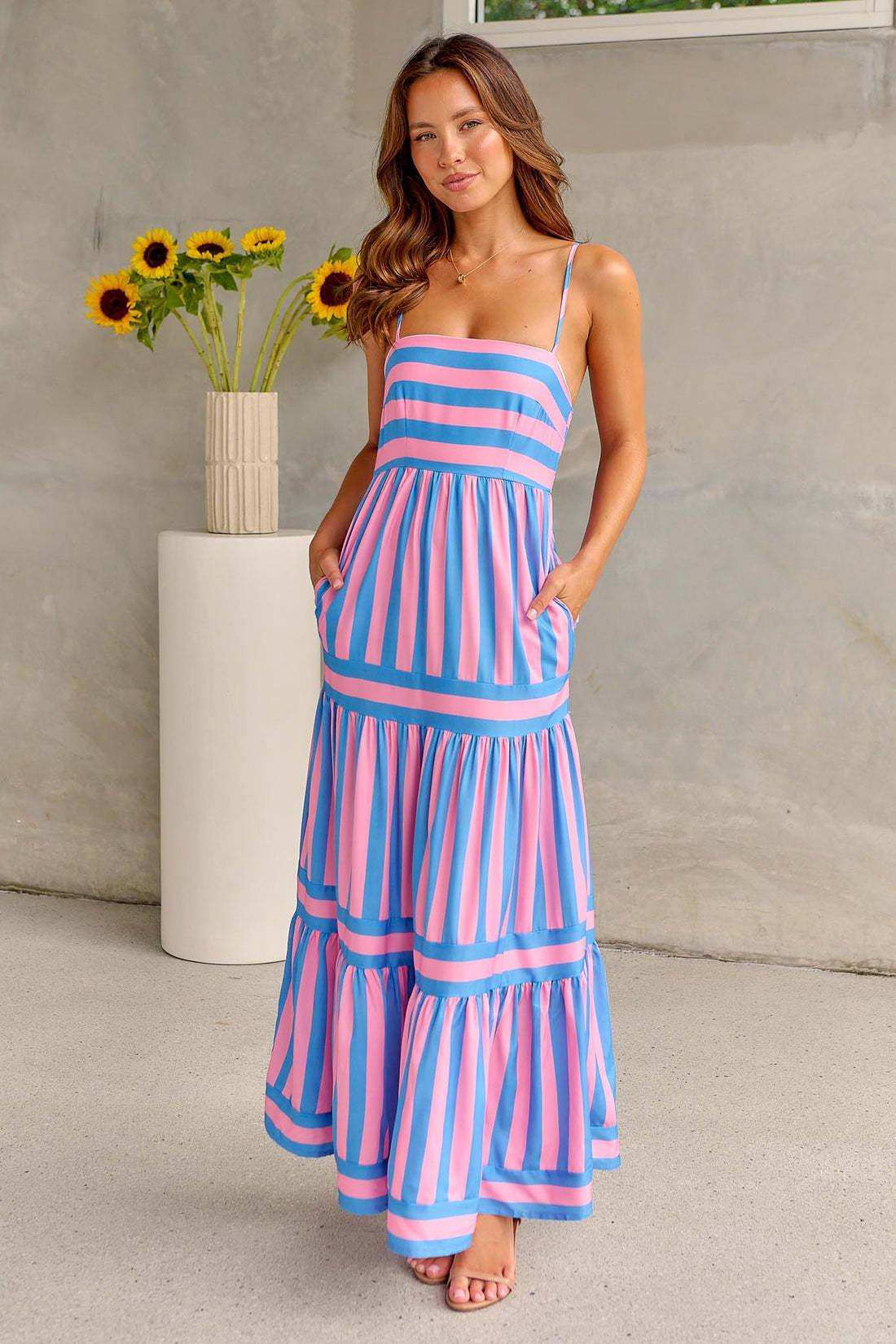 Modisches gestreiftes Maxikleid mit Taschen von BerlinGlamour: Quadratischer Ausschnitt, Rückenfrei, ideal für den Strandurlaub.