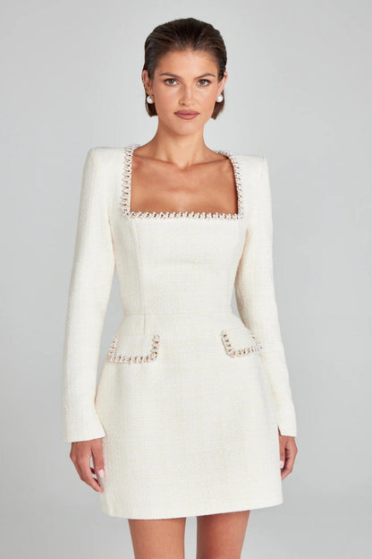 Victorias langes, klassisches Kleid mit Perlenärmeln