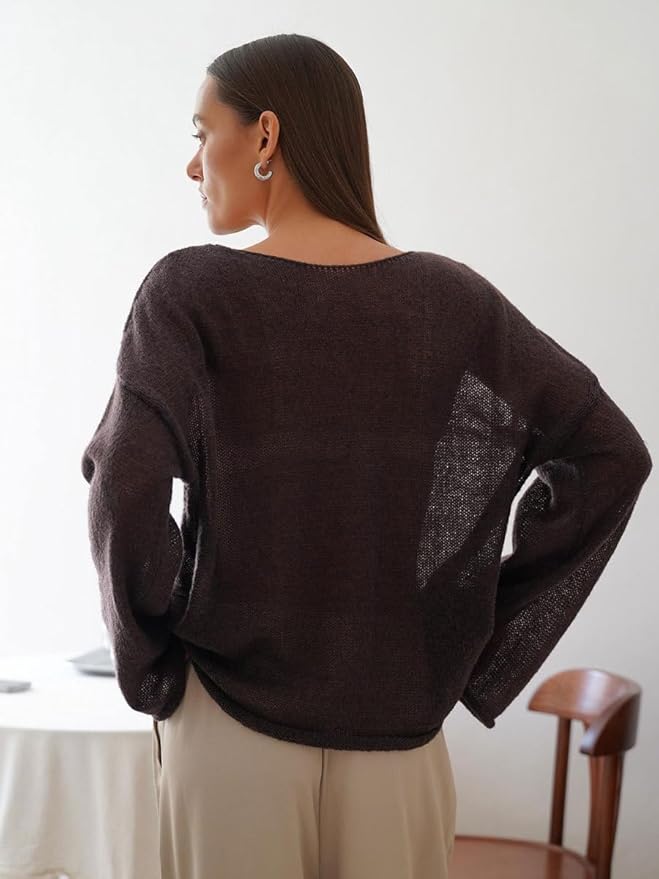 Elayne Knit in Braun, seitliche Ansicht mit weiten Ärmeln
