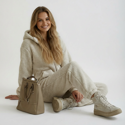 damen teddy onesie lässig getragen mit sneakers