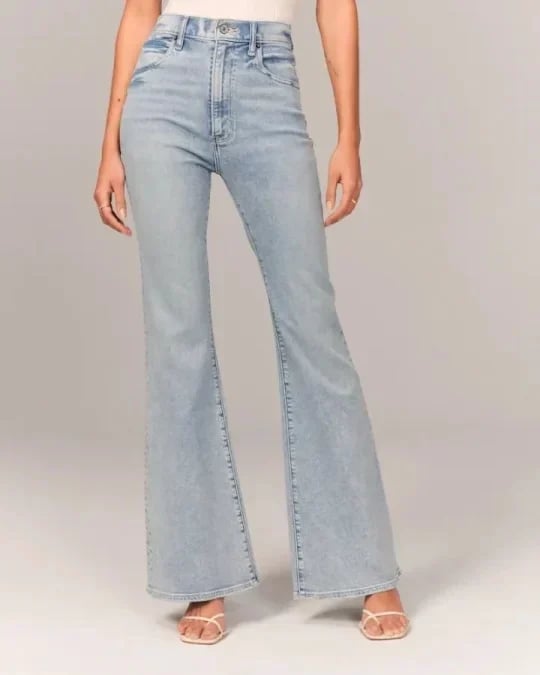 Hohe Frauenjeans Flared Stilvoll Trendy - BerlinGlamour