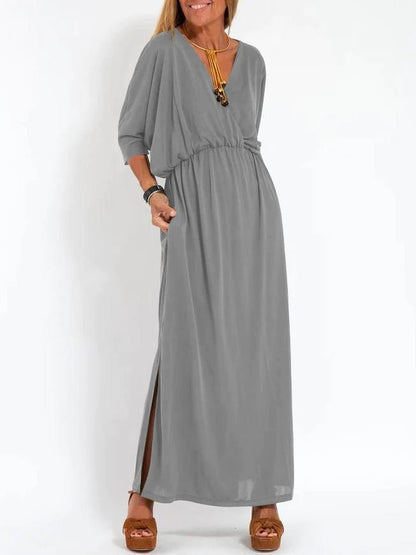 Hochtailliertes Kleid von BerlinGlamour mit Schlitz und V-Ausschnitt
