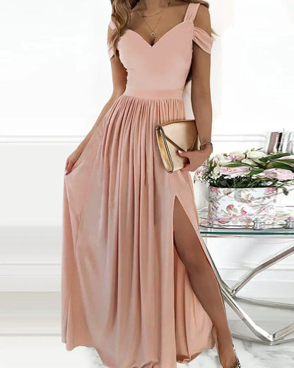 Langes, fließendes Boho-Kleid von BerlinGlamour mit Spaghettiträgern und Schlitz
