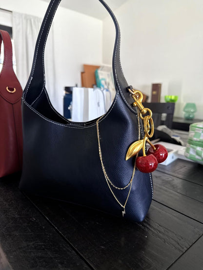 Elegante Damen-Tasche Schwarz mit Kirschanhänger Zeitlos