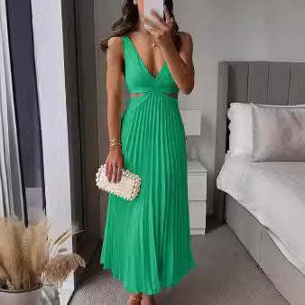 Faltenkleid mit V-Ausschnitt, offenem Rücken und Trägern von BerlinGlamour