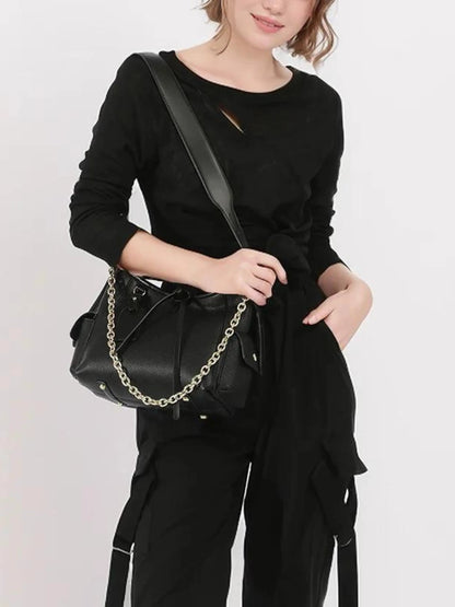 Leder Schultertasche mit Kettenakzent Echtleder Schwarz