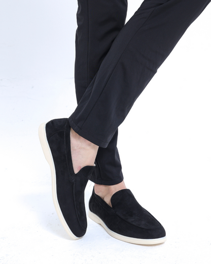 Herren Outfit Schwarz: Langärmliges Polohemd, Hose und Loafer