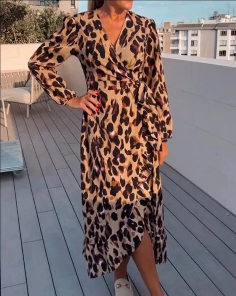 BerlinGlamour Langarmkleid mit sexy V-Ausschnitt und Leopardenmuster