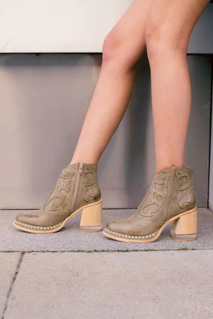 Nude Stiefeletten Damen Western Blockabsatz mit Nieten