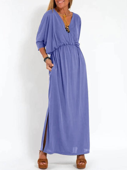 Hochtailliertes Kleid von BerlinGlamour mit Schlitz und V-Ausschnitt