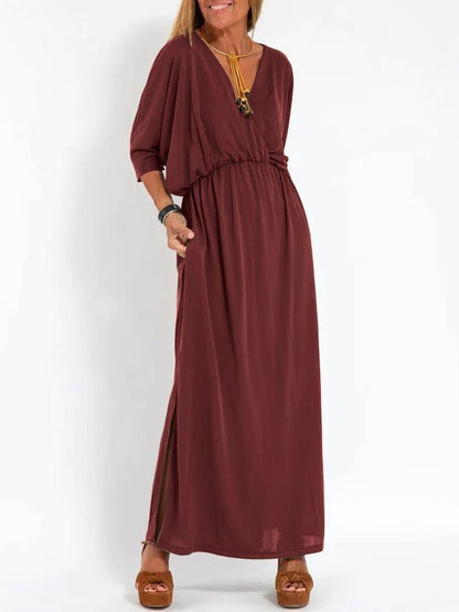 Hochtailliertes Kleid von BerlinGlamour mit Schlitz und V-Ausschnitt