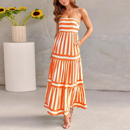 Modisches gestreiftes Maxikleid mit Taschen von BerlinGlamour: Quadratischer Ausschnitt, Rückenfrei, ideal für den Strandurlaub.