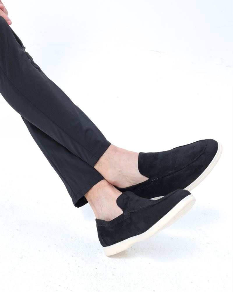 Herren Outfit Schwarz: Langärmliges Polohemd, Hose und Loafer