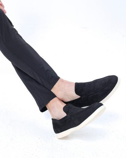 Herren Outfit Schwarz: Langärmliges Polohemd, Hose und Loafer