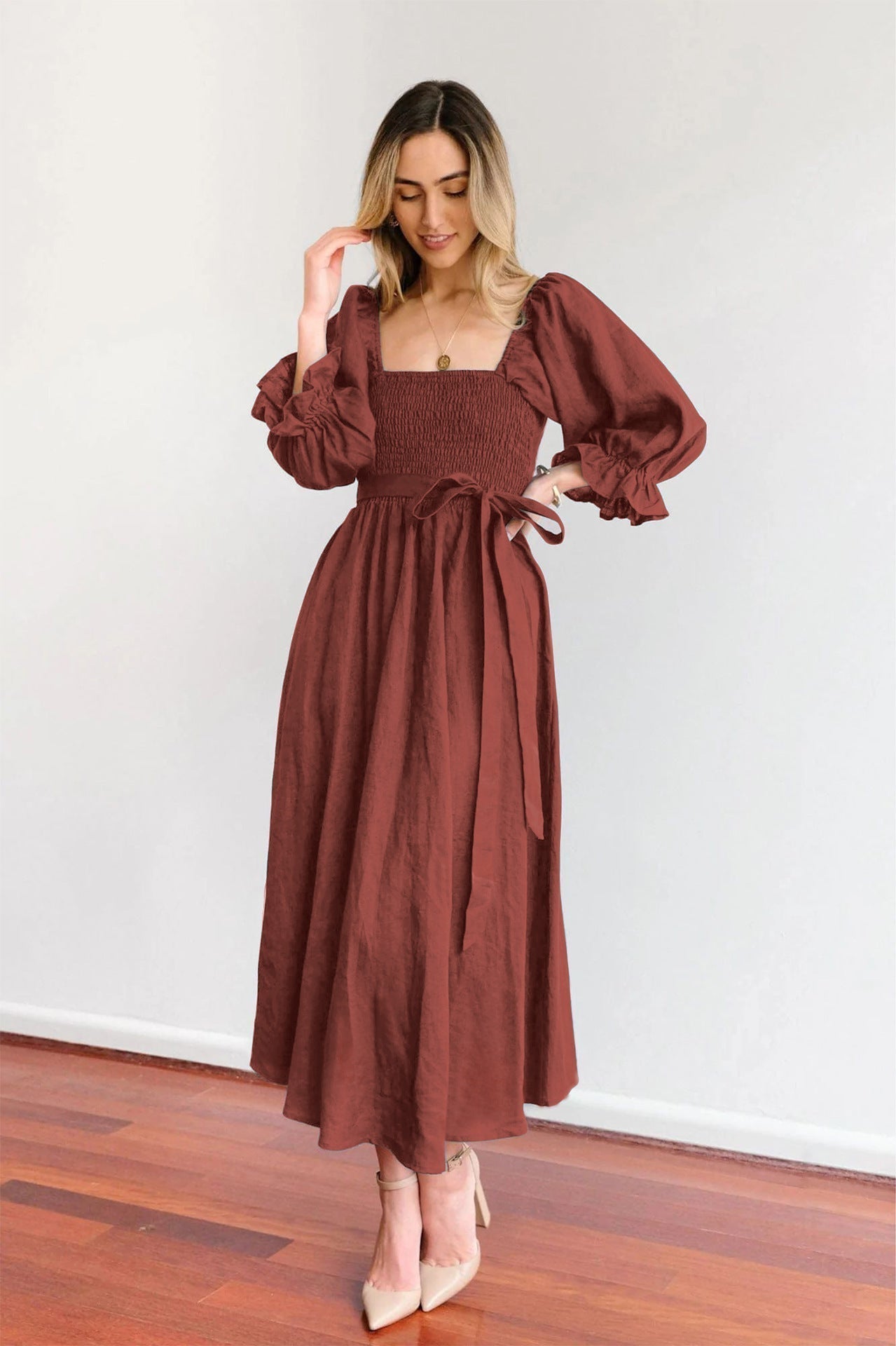 Elegantes Kleid von BerlinGlamour mit Bindegürtel