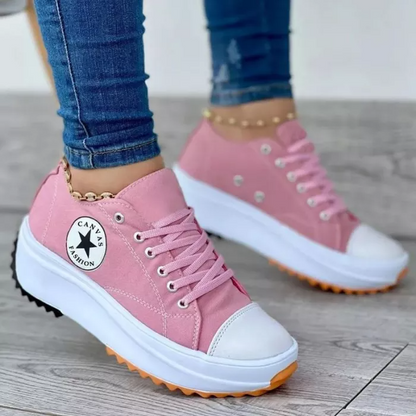 Orthopädische Schuhe mit dicken Sohlen und Schnürsenkeln