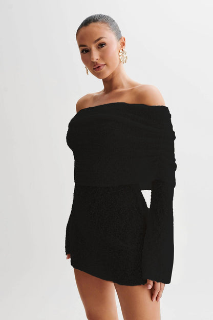 Kurzes, schulterfreies Kleid mit langen Ärmeln und Ausschnitten von Sandra