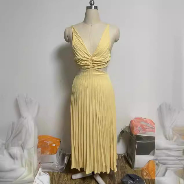 Faltenkleid mit V-Ausschnitt, offenem Rücken und Trägern von BerlinGlamour