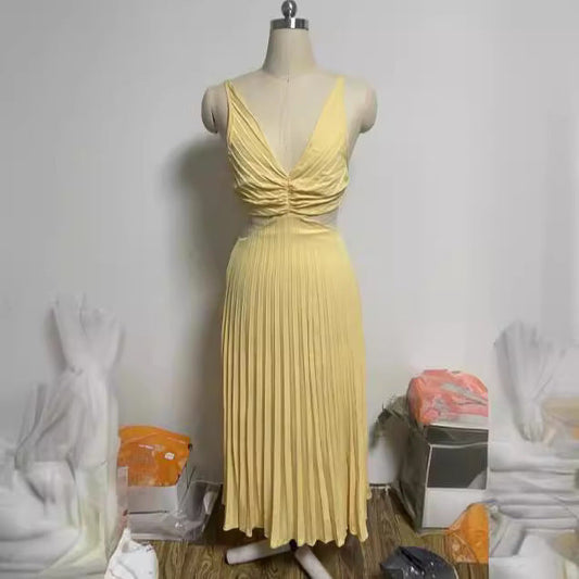 Faltenkleid mit V-Ausschnitt, offenem Rücken und Trägern von BerlinGlamour