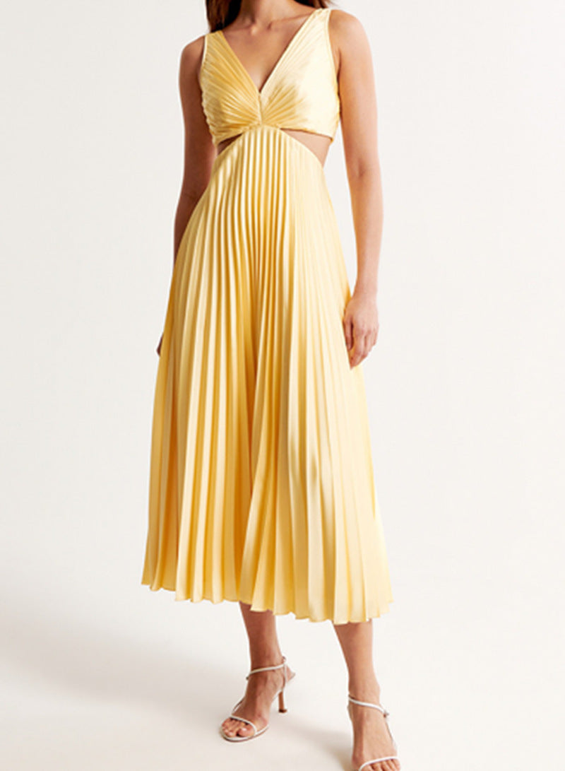 Faltenkleid mit V-Ausschnitt, offenem Rücken und Trägern von BerlinGlamour