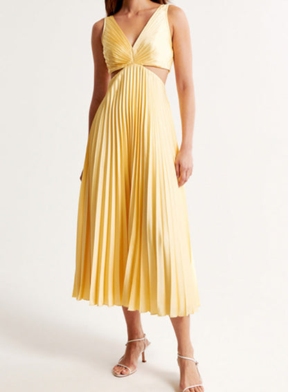 Faltenkleid mit V-Ausschnitt, offenem Rücken und Trägern von BerlinGlamour