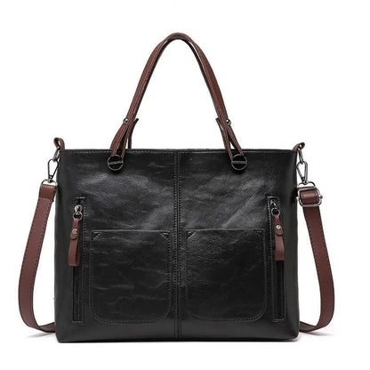 Schwarze Ledertasche mit braunem Riemen auf weißem Hintergrund