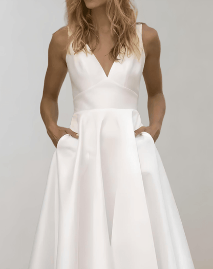 Minimalistisches weißes Brautkleid Astrid mit tiefem V-Ausschnitt und Taschen