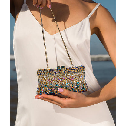 Goldene Clutch mit Kristallen und Strass