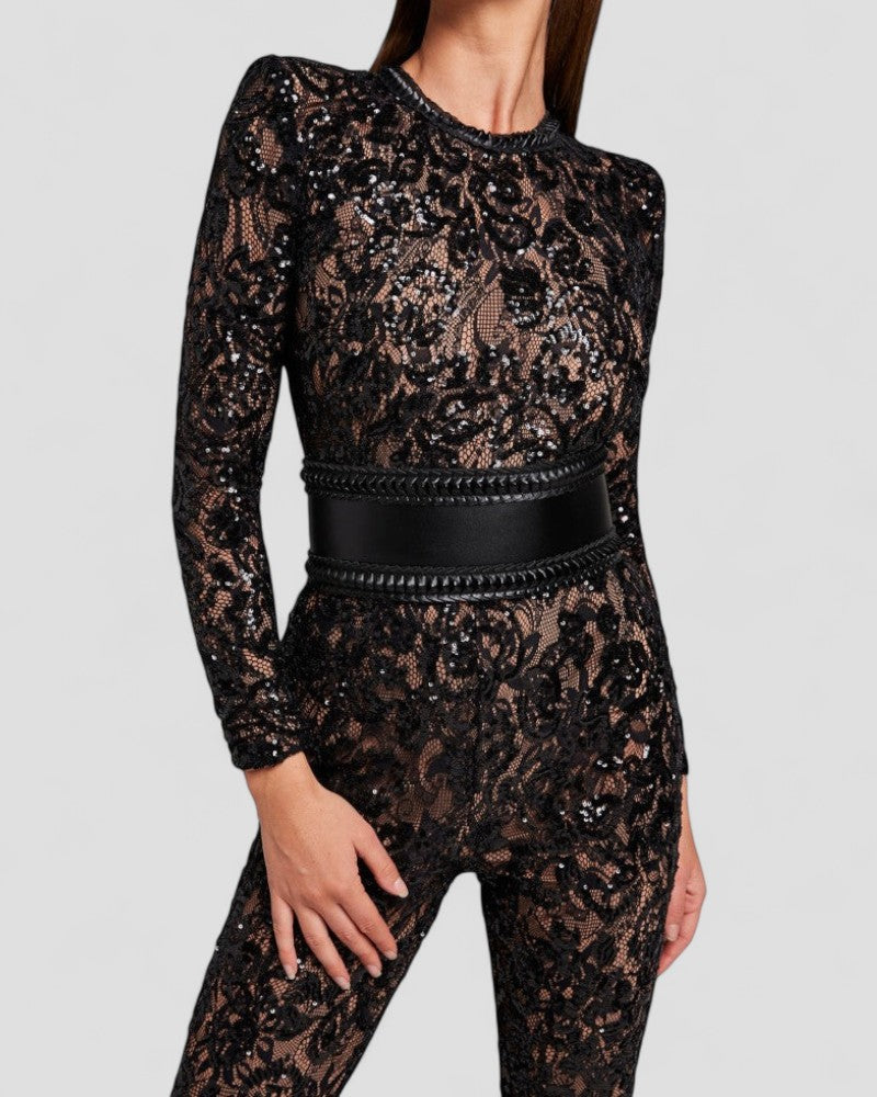 Ausgestellter Jumpsuit aus Paillettenspitze mit figurbetontem Taillendetail 2