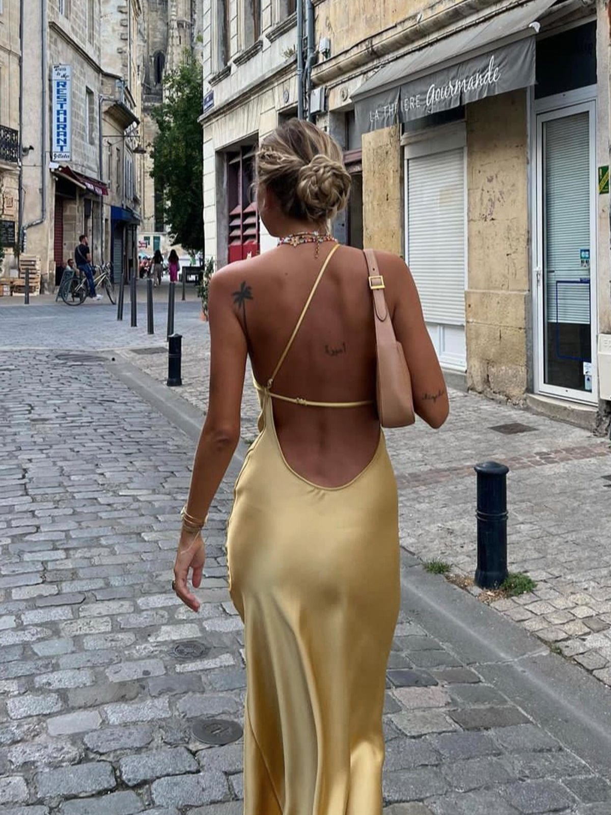 Elegantes Maxikleid Rückenfrei Satin mit feinen Trägern