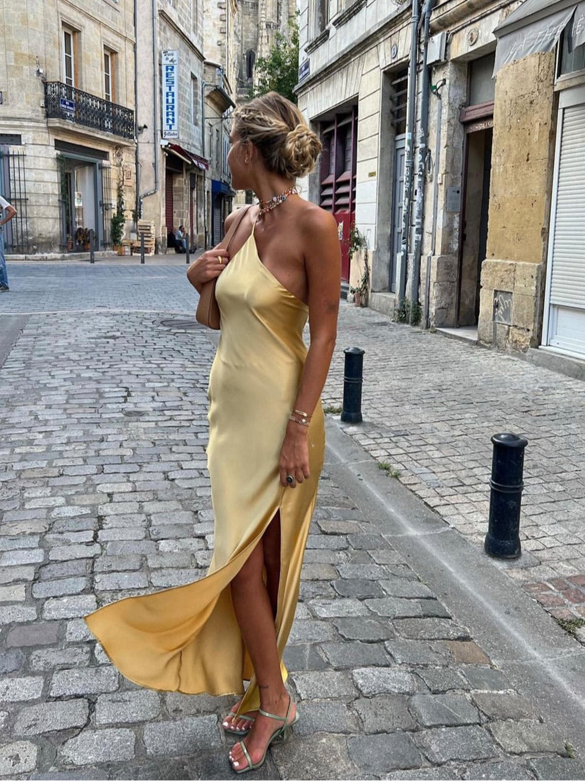 Elegantes Maxikleid Rückenfrei Satin mit feinen Trägern - BerlinGlamour