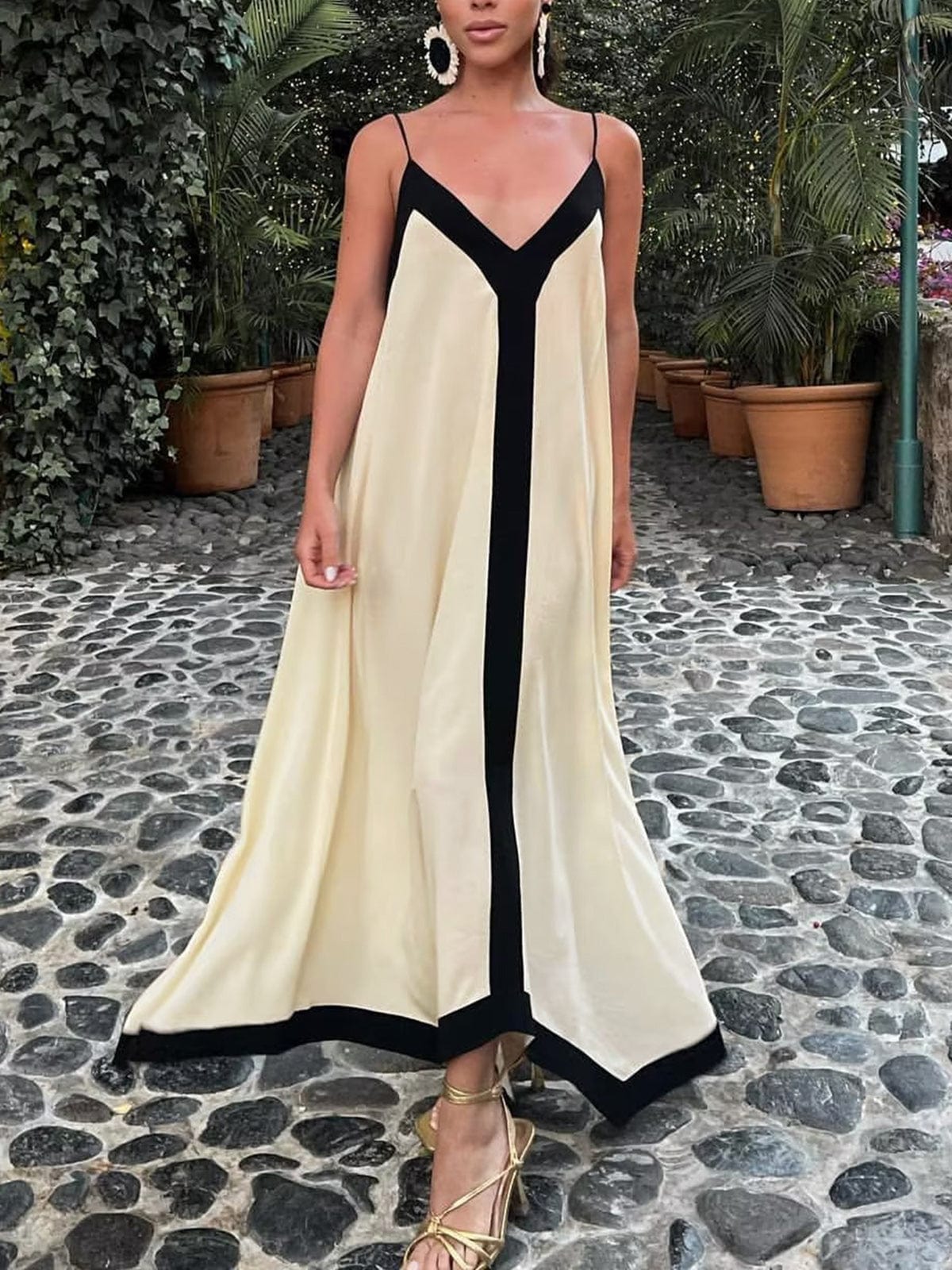 Langes V-Ausschnitt Maxi-Kleid mit Kontrastdetails Modern - BerlinGlamour