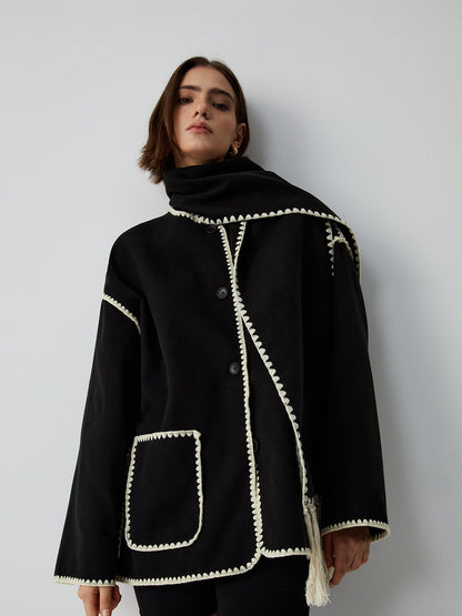 Damen Cape-Mantel mit Kontrastkante und Fransen, Ganzkörperansicht
